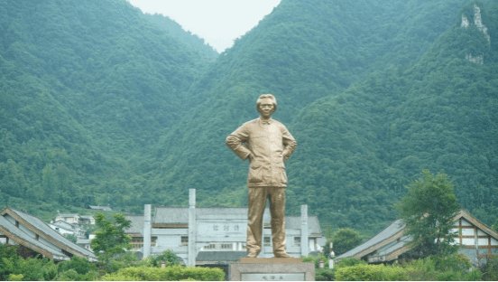 长空雁叫霜晨月。